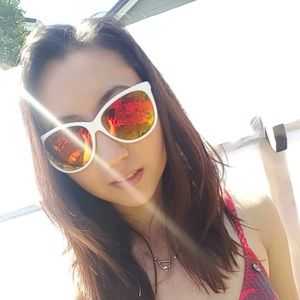 Meet your Posher, Alicia